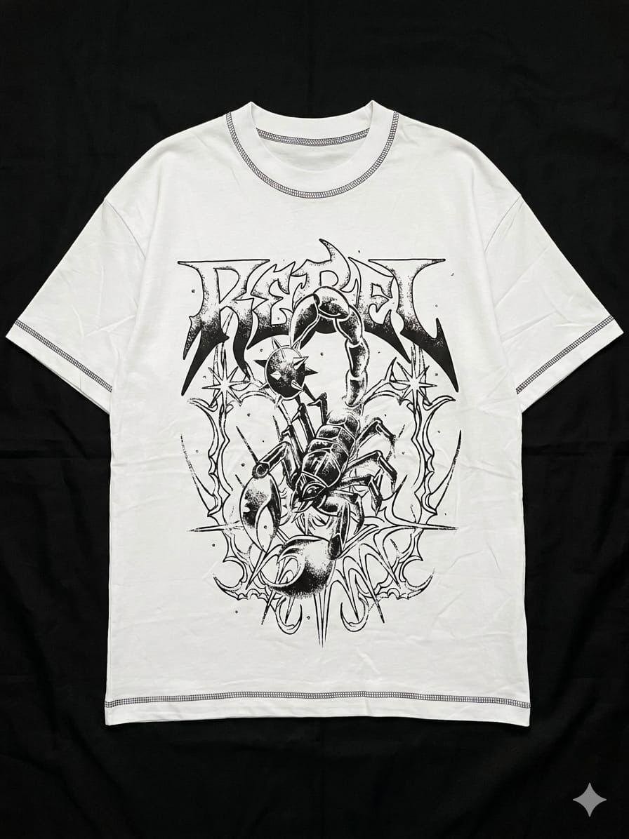 Camiseta Gráfica con Costuras Expuestas – Rebel Scorpion