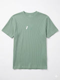 Camiseta Básica de Tejido Waffle – Sage Globe